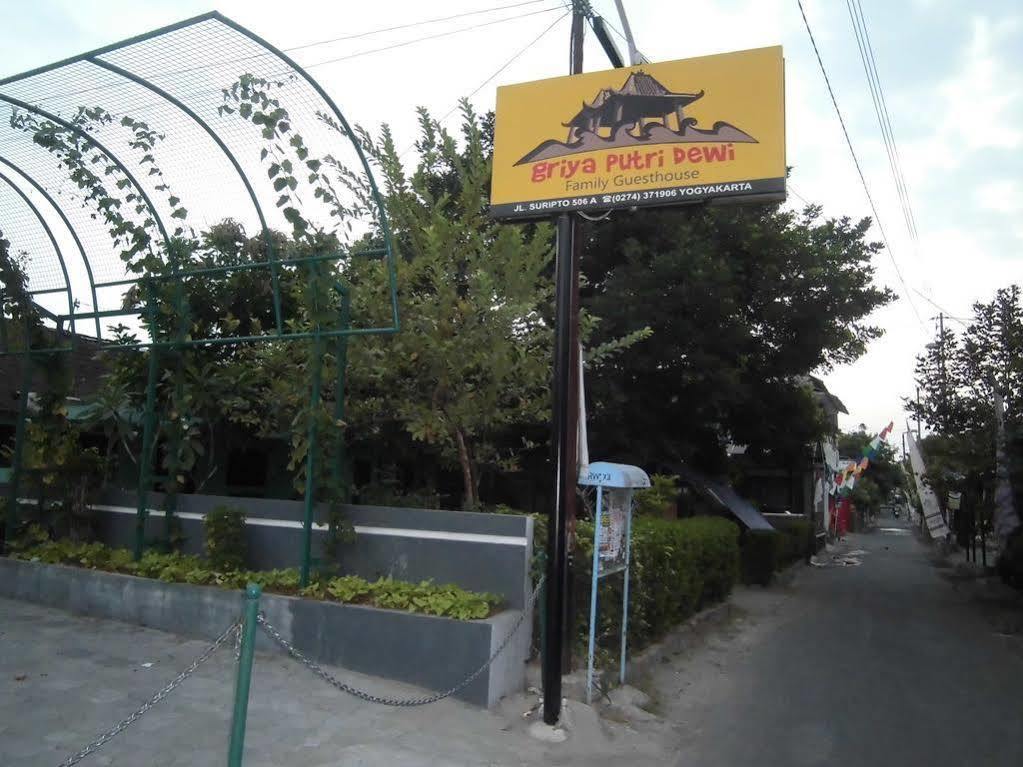 Griya Putri Dewi Guesthouse Yogyakarta Exterior foto